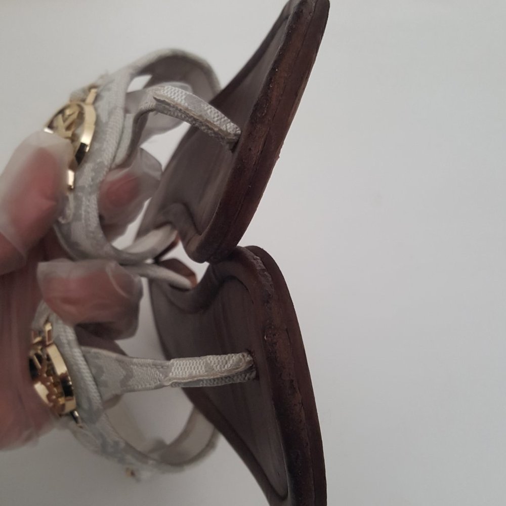 Girl's MICHAEL KORS MK Logo Plate White Thong Sandals Size 4 - Picture 7 of 13